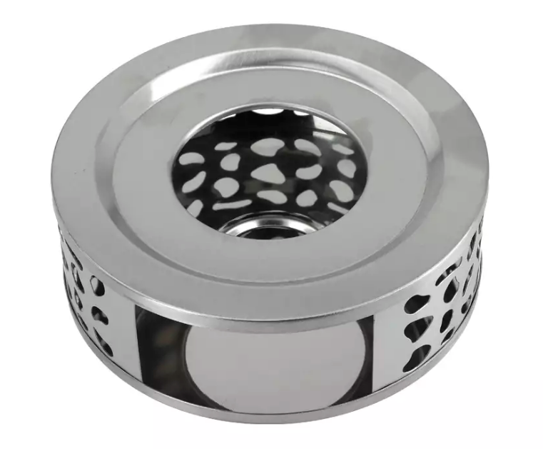 Elegancki stalowy podgrzewacz z ozdobnymi otworami przeznaczony do podgrzewania herbaty.