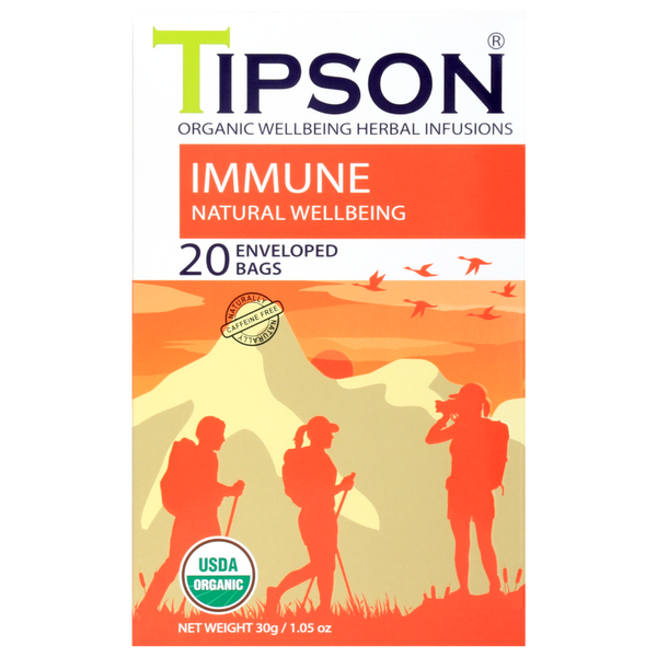 Zbliżenie na front pudełka herbaty Tipson Immune Natural Wellbeing z napisem Organic Wellbeing Herbal Infusions.