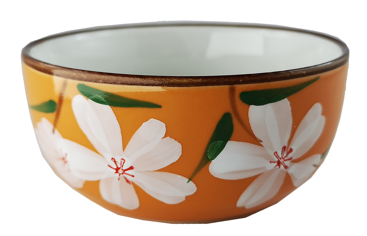 Ceramiczna czarka do herbaty w pomarańczowym kolorze, zdobiona białymi kwiatami i zielonymi liśćmi.