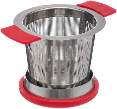 Zaparzacz do herbaty ze stali nierdzewnej z czerwonymi silikonowymi uchwytami, przykrywką i podstawką.