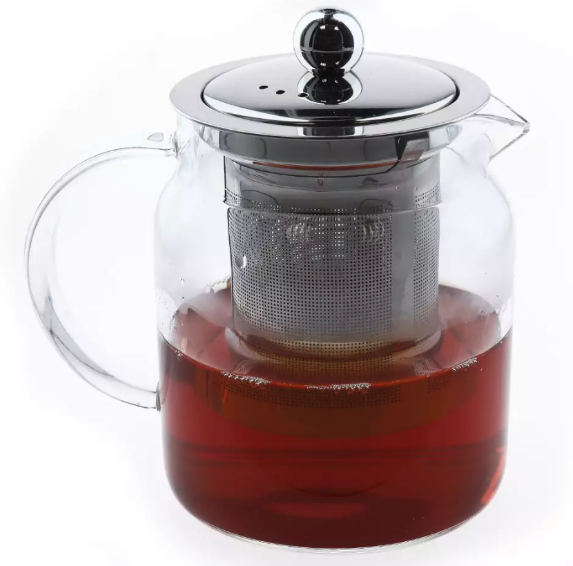 Szklany czajnik 600 ml z metalowym zaparzaczem i pokrywką, wypełniony herbatą.