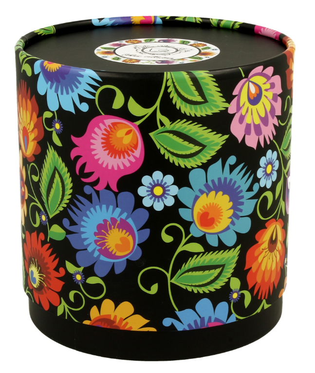 Okrągłe pudełko prezentowe z motywem etnicznych, kolorowych kwiatów na czarnym tle.