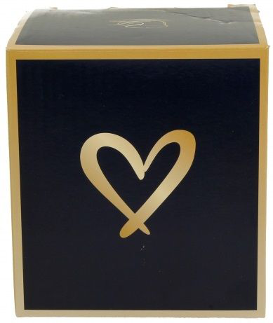 Eleganckie czarne pudełko ozdobione złotym sercem, w którym zapakowany jest kubek porcelanowy Classic Złote Serduszko.