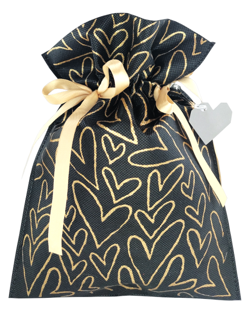Czarny worek prezentowy ozdobiony złotymi sercami, przewiązany jasnymi satynowymi wstążkami, w rozmiarze 40 x 56 cm.