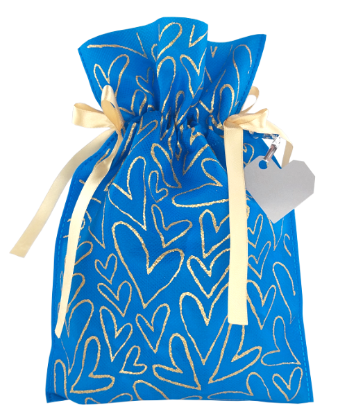 Niebieski worek prezentowy ozdobiony złotymi sercami, przewiązany kremowymi wstążkami, w rozmiarze 40 x 56 cm.