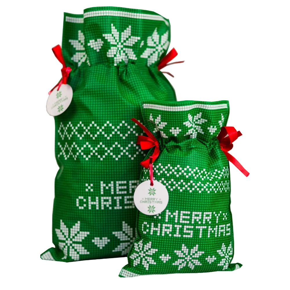 Zielony worek prezentowy z białymi wzorami gwiazdy betlejemskiej, czerwonymi wstążkami i zawieszką Merry Christmas, rozmiar 20 x 30 cm.