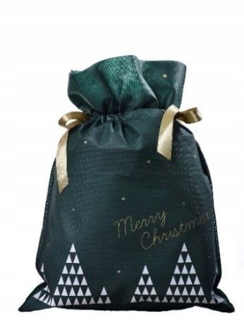 Zielony worek prezentowy na butelki z białymi choinkami i złotym napisem „Merry Christmas”, przewiązany złotą wstążką, rozmiar 30 x 45 cm.