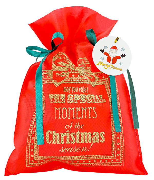 Czerwony worek prezentowy z złotym napisem Merry Christmas Moments, przewiązany zielonymi wstążkami z zawieszką Mikołaja.