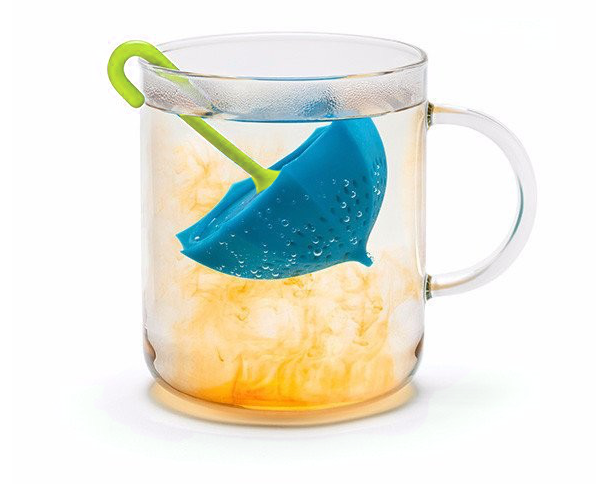 Zaparzacz silikonowy Niebieska Parasolka w szklance z naparem.