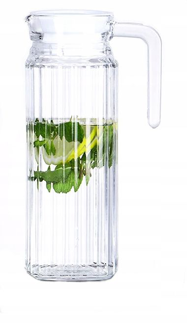 Szklany dzbanek o pojemności 1100 ml z plastikową pokrywką, wypełniony wodą z cytryną i miętą.