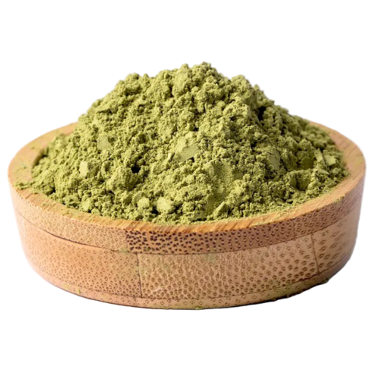 Proszek matcha gastronomiczna BIO o intensywnie zielonej barwie zaprezentowany w okrągłej drewnianej miseczce.