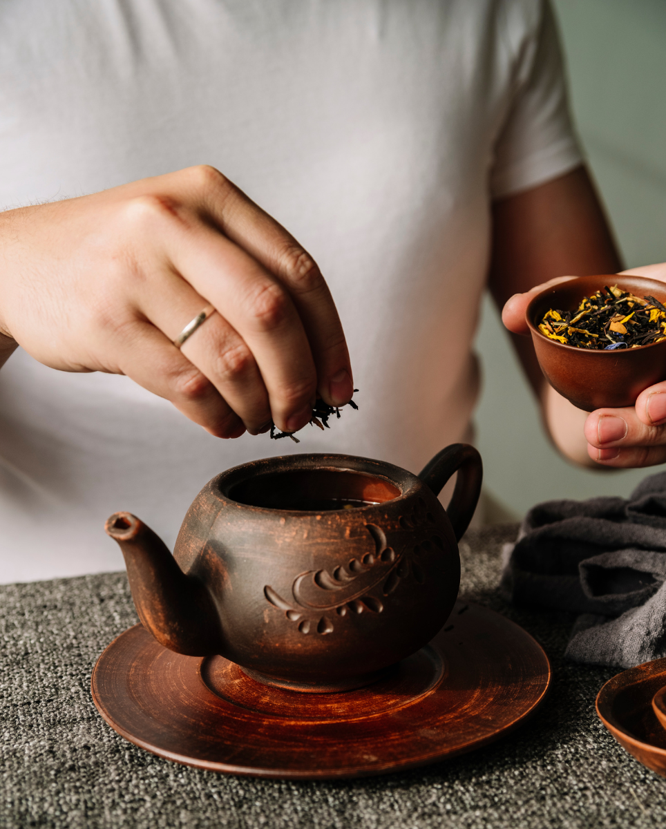 Zdjęcie przedstawiające proces parzenia herbaty liściastej. 