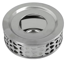 Stalowy podgrzewacz do herbaty z ażurowymi wycięciami widoczny z góry utrzymujący ciepło napoju.