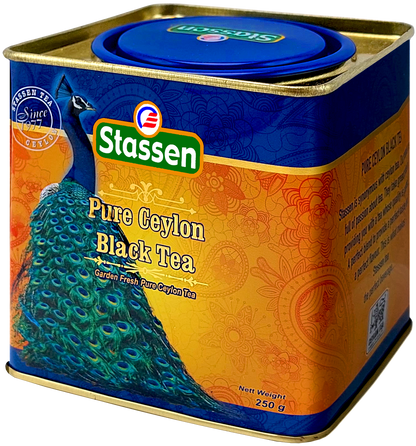 Perspektywiczny widok puszki Stassen Pure Ceylon Black Tea, ekskluzywna herbata w metalowej puszce.