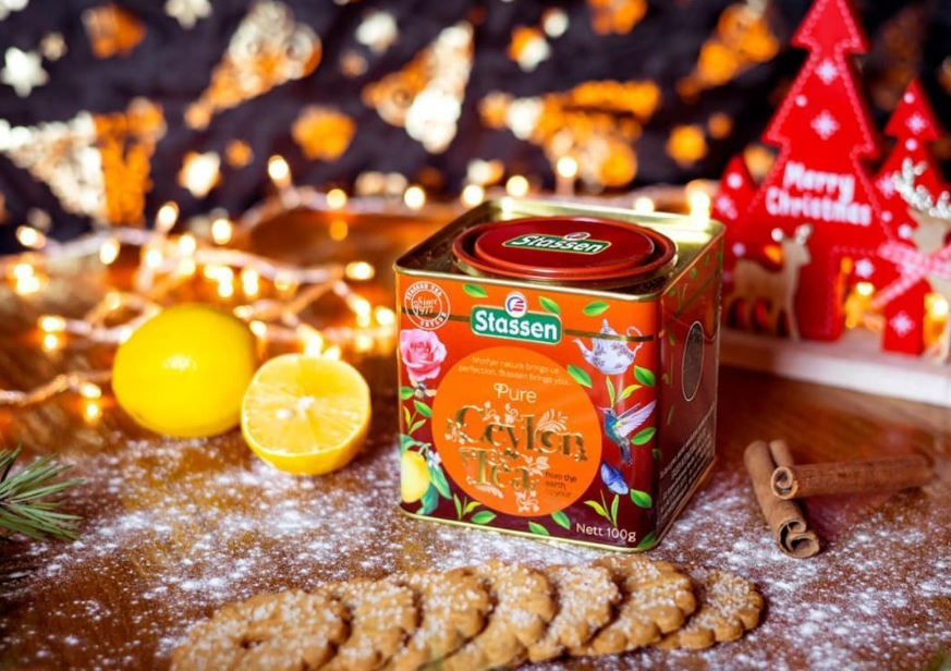 Herbata Stassen Pure Ceylon Tea w świątecznej aranżacji z cytryną i cynamonem.