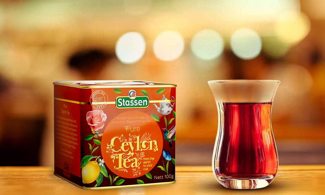 Puszka Stassen Pure Ceylon Tea obok filiżanki z naparem, aromatyczna czarna herbata.