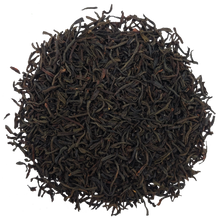Zbliżenie na liście herbaty Stassen Earl Grey – czarna herbata cejlońska wysokiej jakości.
