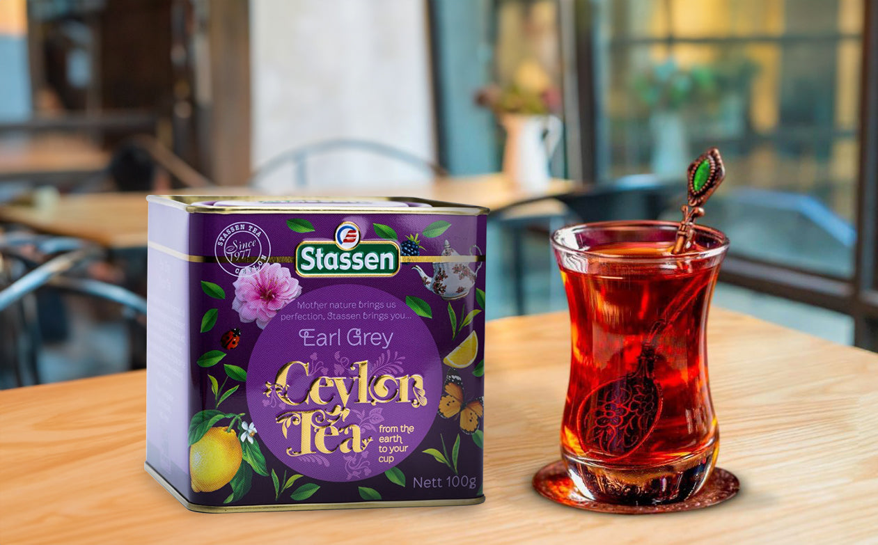 Herbata Stassen Earl Grey w puszce obok filiżanki – idealna na relaksujące popołudnie.
