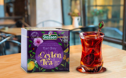 Herbata Stassen Earl Grey w puszce obok filiżanki – idealna na relaksujące popołudnie.
