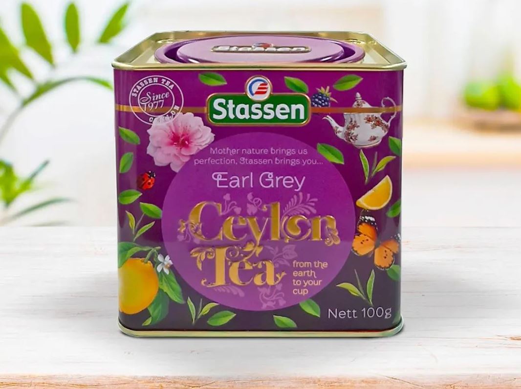 Kubek z herbatą Stassen Earl Grey na stole – aromatyczny napar o bursztynowym kolorze.
