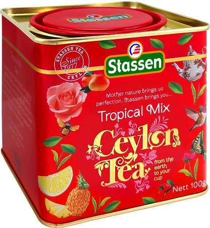 Skośny kadr puszki herbaty Stassen Tropical Mix z dekoracyjnym tłem.