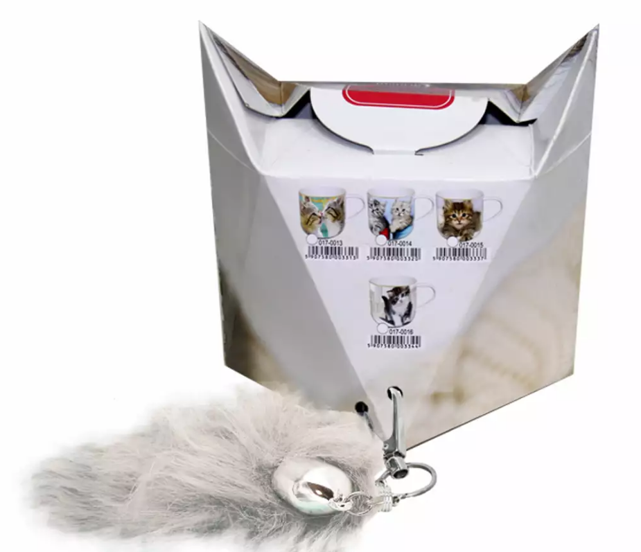 Ozdobne pudełko w kształcie kociej głowy z wizerunkiem kociąt i futrzanym brelokiem–ogonkiem.