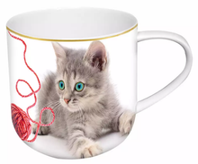 Kubek porcelanowy 500 ml z nadrukiem szarego kota bawiącego się czerwonym kłębkiem wełny – widok z przodu.