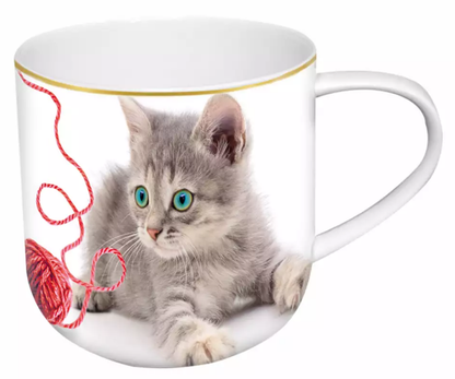 Kubek porcelanowy 500 ml z nadrukiem szarego kota bawiącego się czerwonym kłębkiem wełny – widok z przodu.