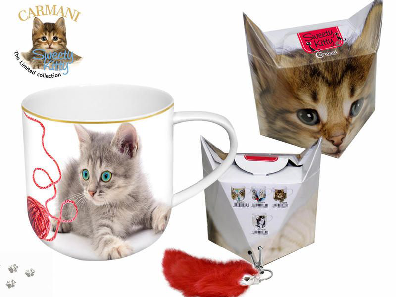 Zestaw kubek porcelanowy Koty z kłębkiem wełny 500 ml w ozdobnym pudełku z dołączonym brelokiem-ogonkiem.