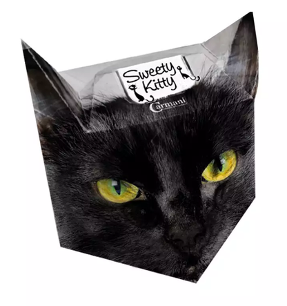 Ozdobne pudełko w kształcie kociej głowy z wizerunkiem białego kota i futrzanym brelokiem–ogonkiem.