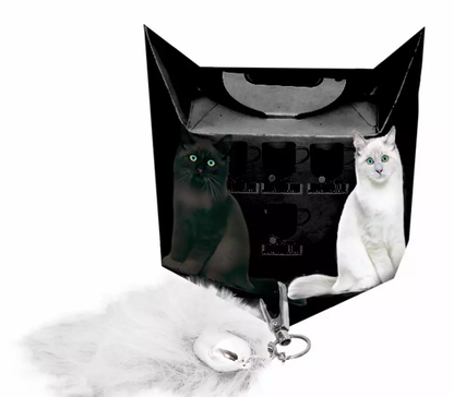 Ozdobne pudełko w kształcie kociej głowy z wizerunkiem białego kota i futrzanym brelokiem–ogonkiem.