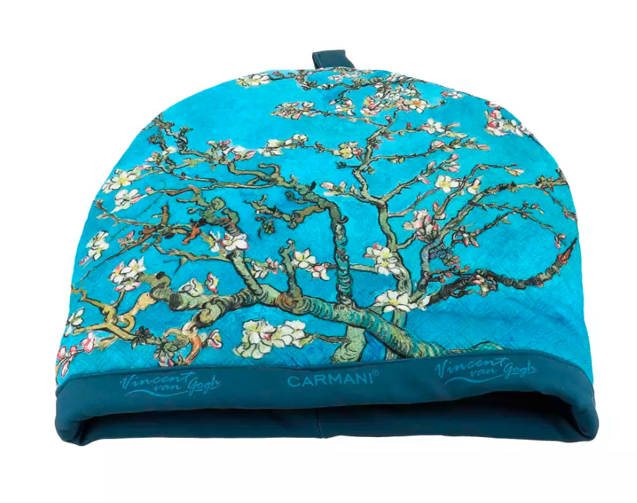 Błękitny ocieplacz na dzbanek zdobiony kwitnącymi gałęziami migdałowca Van Gogha, widok od frontu.