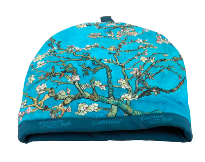 Błękitny ocieplacz na dzbanek zdobiony kwitnącymi gałęziami migdałowca Van Gogha, widok od frontu.