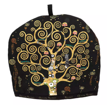 Ocieplacz na dzbanek z motywem Drzewa Życia Klimta w złocistej kolorystyce, widok od frontu.