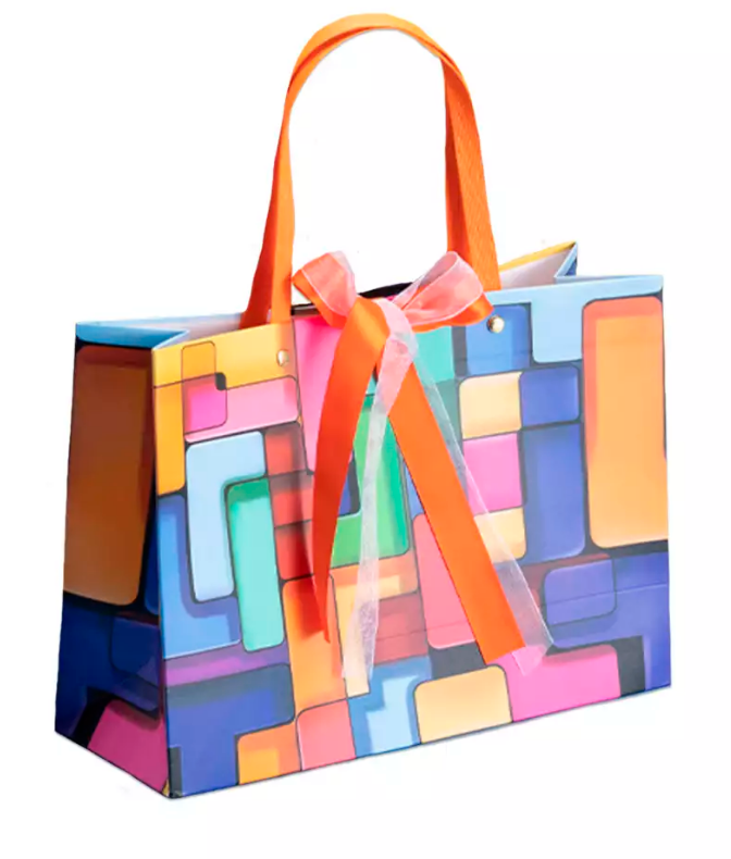 Kolorowa torba prezentowa z geometrycznym wzorem oraz ozdobną kokardą i uchwytami w intensywnym odcieniu