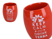 Matero ceramiczne w kolorze pomarańczowym z białym napisem Keep Calm and Drink Yerba – widok z boku.