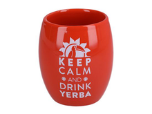 Pomarańczowe matero ceramiczne z napisem Keep Calm and Drink Yerba – widok z przodu.