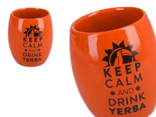 Matero ceramiczne pomarańczowe z czarnym napisem Keep Calm and Drink Yerba – widok z boku.