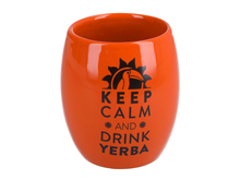 Pomarańczowe matero ceramiczne z czarnym napisem Keep Calm and Drink Yerba – widok z przodu.