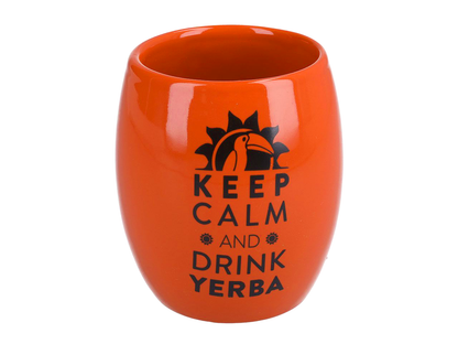 Pomarańczowe matero ceramiczne z czarnym napisem Keep Calm and Drink Yerba – widok z przodu.