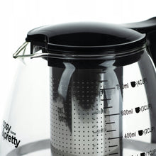 Zbliżenie na szklany dzbanek Offenbach z metalowym zaparzaczem, czarną pokrywką i podziałką do 750 ml