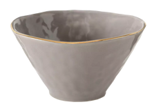 Ceramiczna czarka Chawan Nella o pojemności 500 ml w kolorze szarym ze złotym rantem.