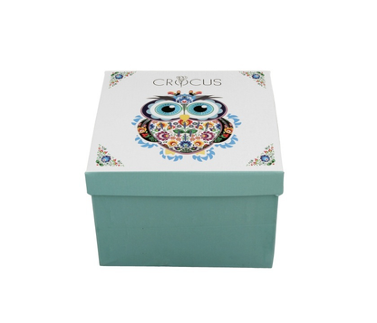 Kwadratowe pudełko prezentowe z motywem kolorowej sowy w stylu etno.