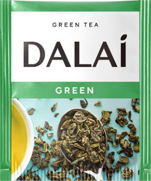 Saszetka Dalai Green z zieloną herbatą na tle liści i zwiniętych listków