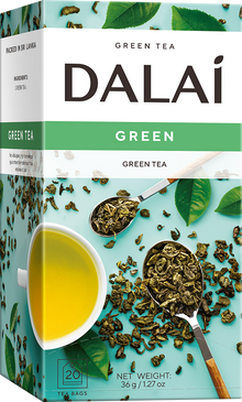 Opakowanie Dalai Green z filiżanką jasnego naparu i zielonymi liśćmi herbaty