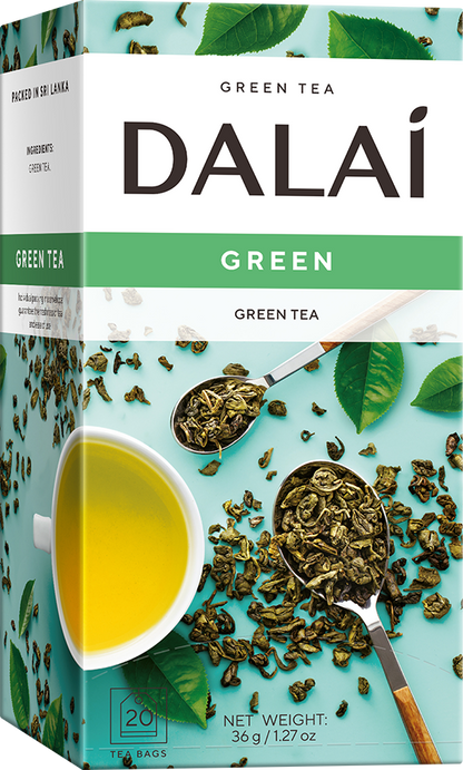 Opakowanie Dalai Green z filiżanką jasnego naparu i zielonymi liśćmi herbaty
