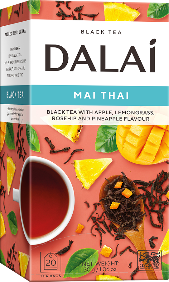 Opakowanie herbaty Dalai Mai Thai z owocami mango i ananasa oraz filiżanką czarnej herbaty
