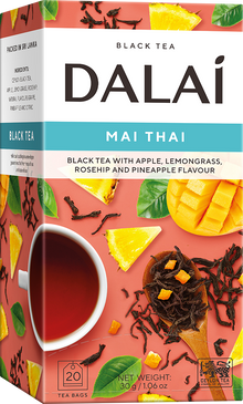 Opakowanie herbaty Dalai Mai Thai z owocami mango i ananasa oraz filiżanką czarnej herbaty