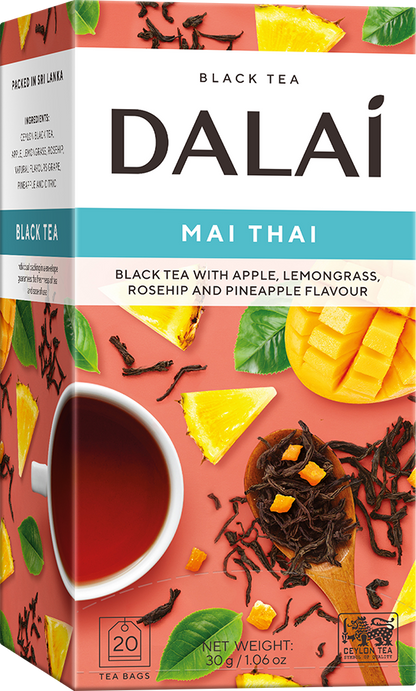 Opakowanie herbaty Dalai Mai Thai z owocami mango i ananasa oraz filiżanką czarnej herbaty