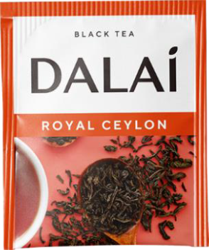 Saszetka Dalai Royal Ceylon z czarną herbatą cejlońską na tle liści herbaty